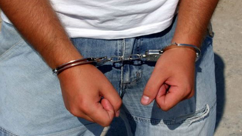Χειροπέδες σε 20χρονο που είχε ληστέψει ηλικιωμένο στο κέντρο της Λαμίας