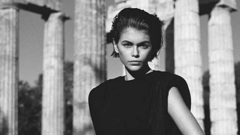 Κaia Gerber: Φωτογραφήθηκε στη Νεμέα ως άλλη «Ελληνίδα θεά» για τη βρετανική Vogue