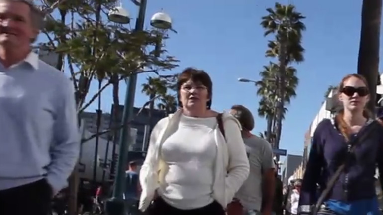 Τις τσάκωσε να χαζεύουν τον καβάλο του