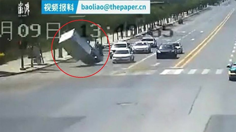 Ένα φορτηγό σηκώνεται στον αέρα