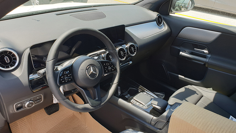 Οι μεγάλες ψηφιακές οθόνες δεσπόζουν στην κεντρική κονσόλα...