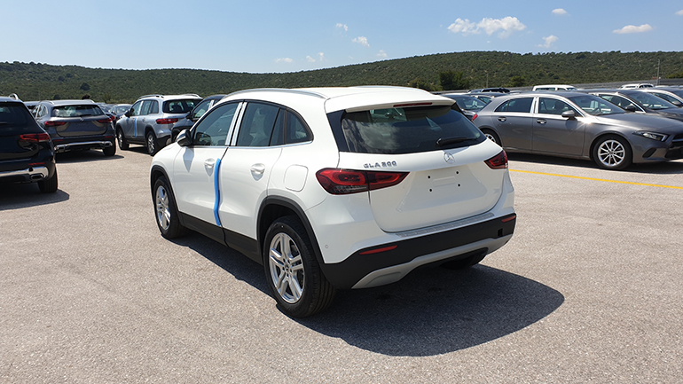 Πιο "τραβηγμένα" και προς το κέντρο τα πίσω φωτστικά σώματα της νέας γενιάς