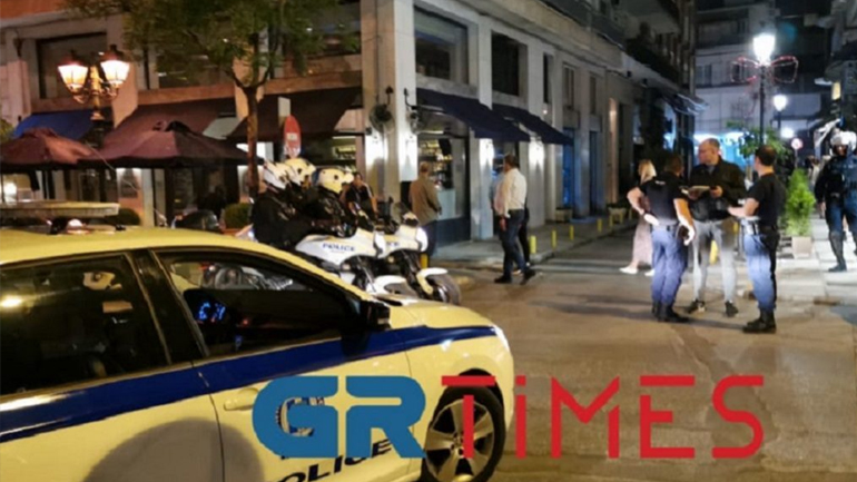 Θεσσαλονίκη: Με ποτά έξω από καταστήματα