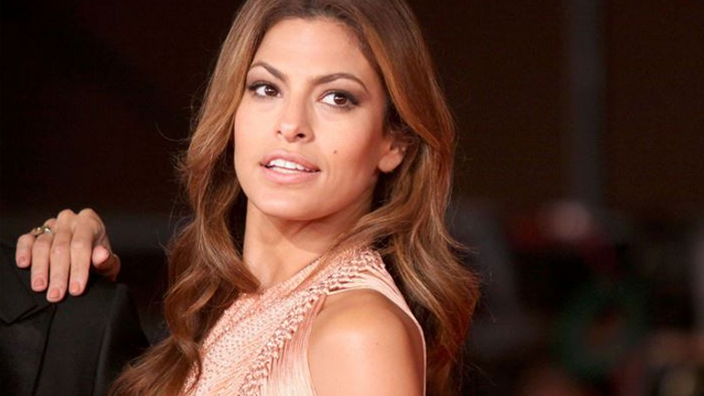 Το μυστικό της Eva Mendes για πλούσιο όγκο στα μαλλιά