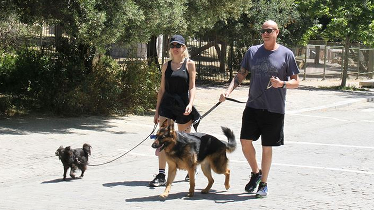 Χριστίνα Κοντοβά – Τζώνη Καλημέρης: Βόλτα με τα σκυλάκια τους στο κέντρο της Αθήνας