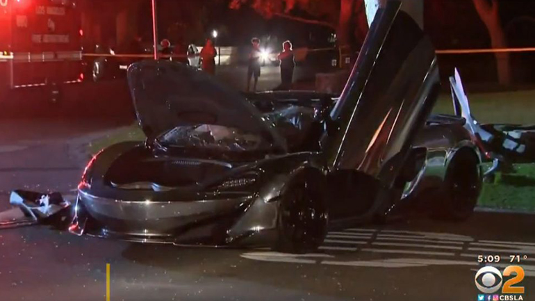 McLaren προσκρούει σε δέντρο – Νεκρός ο συνοδηγός