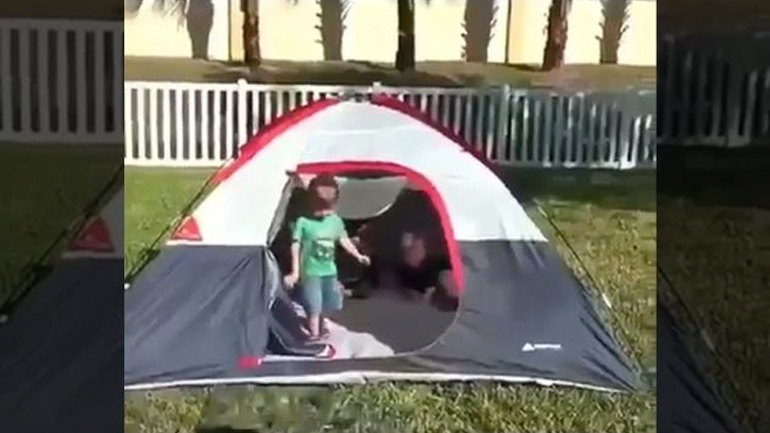 Τα παιδιά βγαίνουν από τη σκηνή