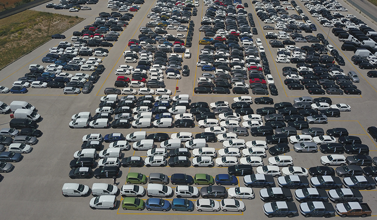 Χιλιάδες αυτοκίνητα είχαν παραγγελθεί για τις ανάγκες της αγοράς (και ιδίως των εταιρειών rent a car) και αυτό δημιουργεί μια υπερπροσφορά που μεταφράζεται σε καλύτερες τιμές για τον καταναλωτή…