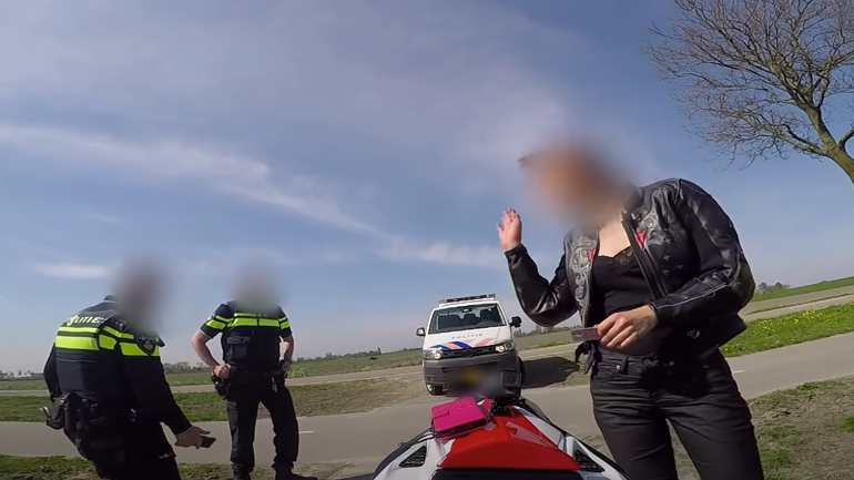 Η μοτοσυκλέτα, το κορίτσι και.. το πρόστιμο