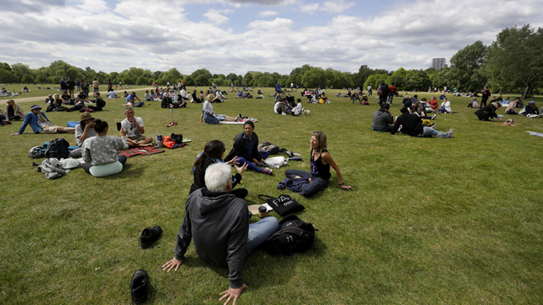 Covid-19: Οι Άγγλοι εκμεταλλεύτηκαν τη χαλάρωση της καραντίνας – Τουριστικές περιοχές εκφράζουν ανησυχίες