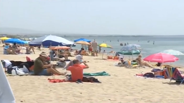Χανιά: Παραλίες με πολύ κόσμο, αλλά χωρίς ξαπλώστρες και ομπρέλες