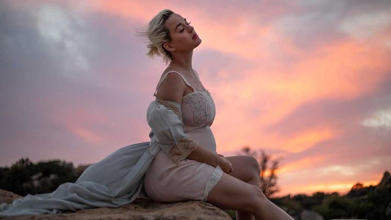 Katy Perry: Γυμνή κάτω από καταρράκτη στο video clip για το νέο της τραγούδι «Daisies»