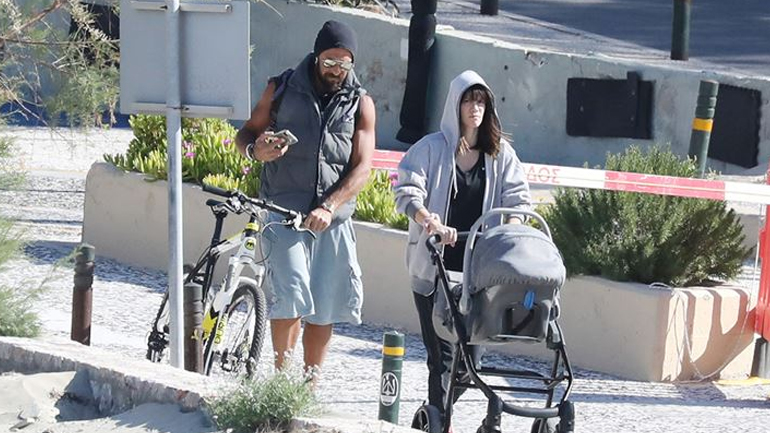 Γιάννης Μαρακάκης – Νίκη Θωμοπούλου: Οικογενειακή βόλτα στη Βουλιαγμένη