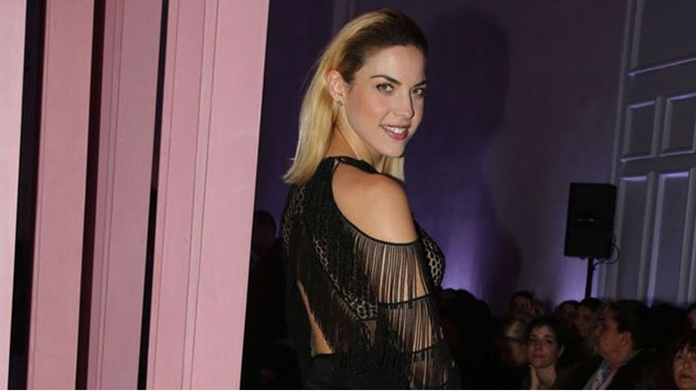 Μαντώ Γαστεράτου: Χορεύει με τον γιο της στον κήπο του σπιτιού της