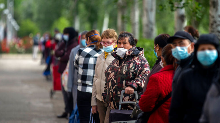 Ισπανοί σχηματίζουν ουρές για να προμηθευτούν τα είδη πρώτης ανάγκης