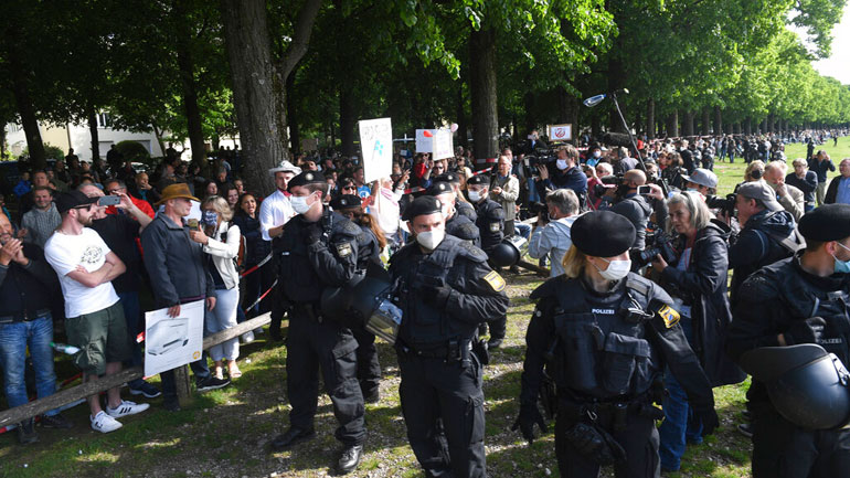 Χιλιάδες Γερμανοί στους δρόμους κατά των περιοριστικών μέτρων για τον κορωνοϊό