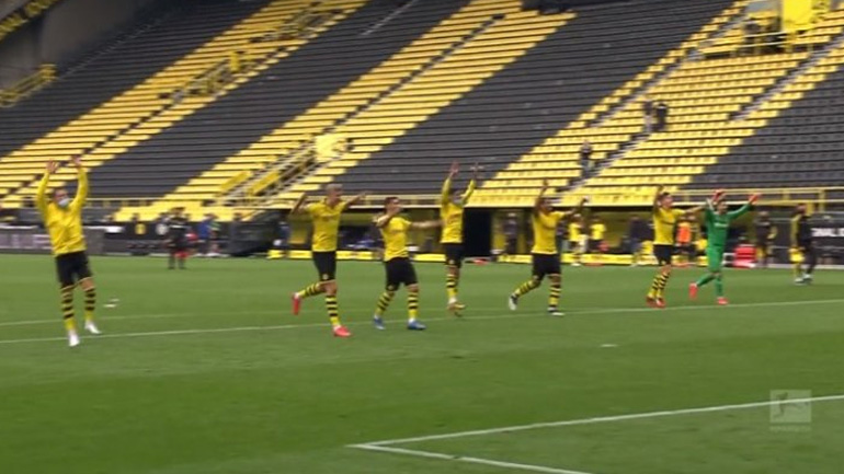 Το «όλε» των παικτών της Ντόρτμουντ στις άδειες εξέδρες!