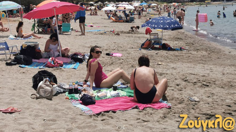 «Πλημμύρισε» από κόσμο η παραλία Αναβύσσου