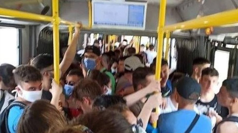 Στις παραλίες αποστάσεις και στα λεωφορεία συνωστιμός: Η φωτογραφία που έγινε Viral