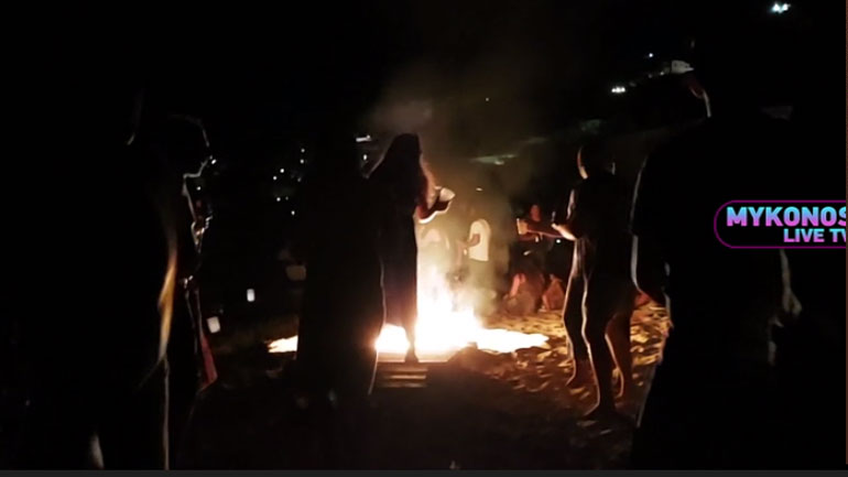 Το… έκαψαν στην Μύκονο παρά τις απαγορεύσεις: Ποτά και φωτιές στην παραλία