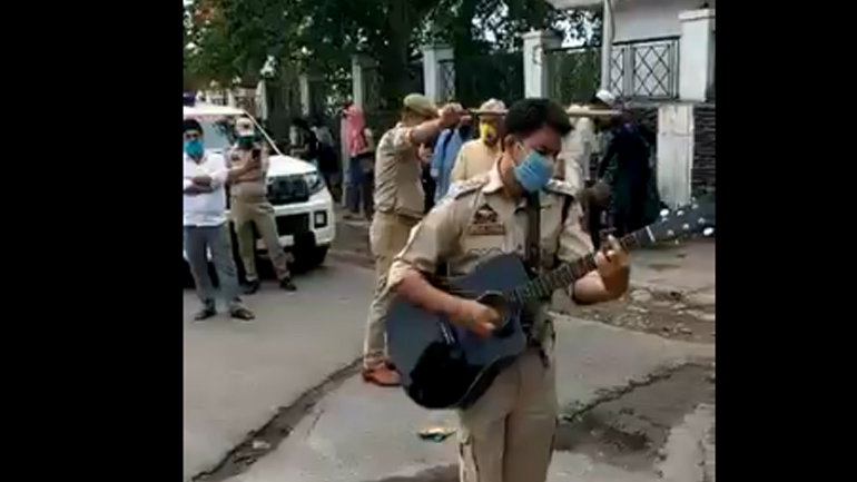 Viral Ινδός αστυνομικός που διασκεδάζει τους επιβάτες τραίνου