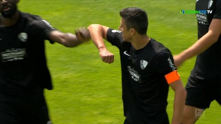 Oι παίκτες της Μπόχουμ πανηγύρισαν το γκολ τους με… αγκώνες λόγω κορωνοϊού!