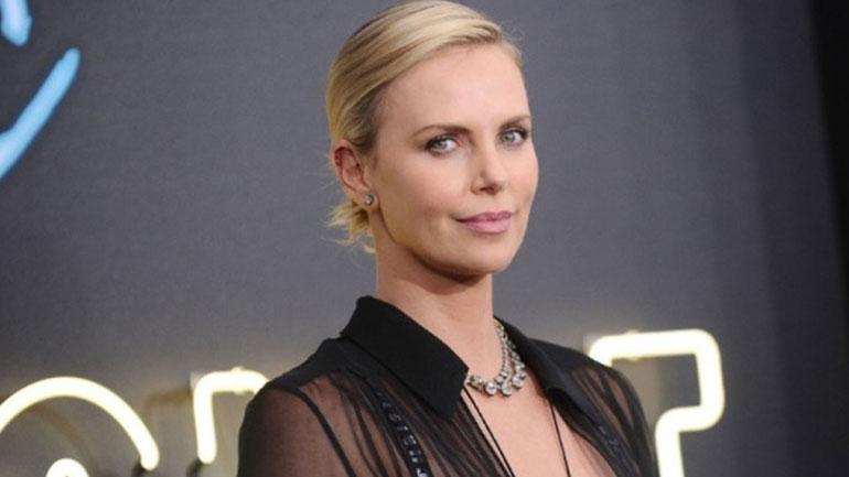 Charlize Theron: Ποζάρει με την κόρη της στα γυρίσματα της νέας ταινίας που πρωταγωνιστεί