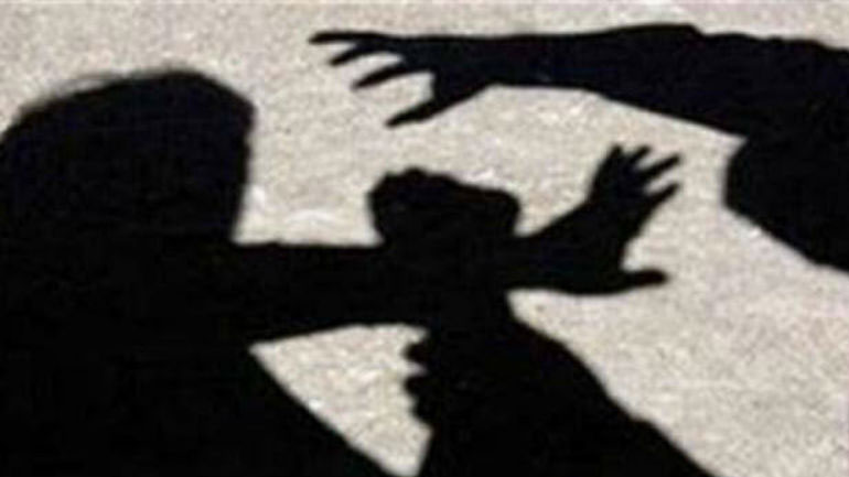 Σκόπελος: Την έπιασε από τον λαιμό και άρχισε να την χτυπά μπροστά στους συναδέλφους της