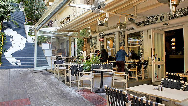 Εξετάζεται το άνοιγμα των εστιατορίων και των καφέ στις 25 Μαΐου