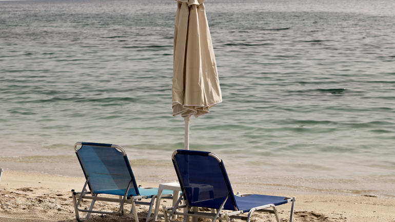 Ατομικό διαχωριστικό και θήκη για το απολυμαντικό: Όσα ζητούν οι λουόμενοι στην παραλία