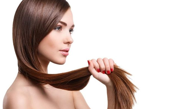 4 τρόποι για να εντάξετε τα θαυματουργά hair oils στην beauty routine σας
