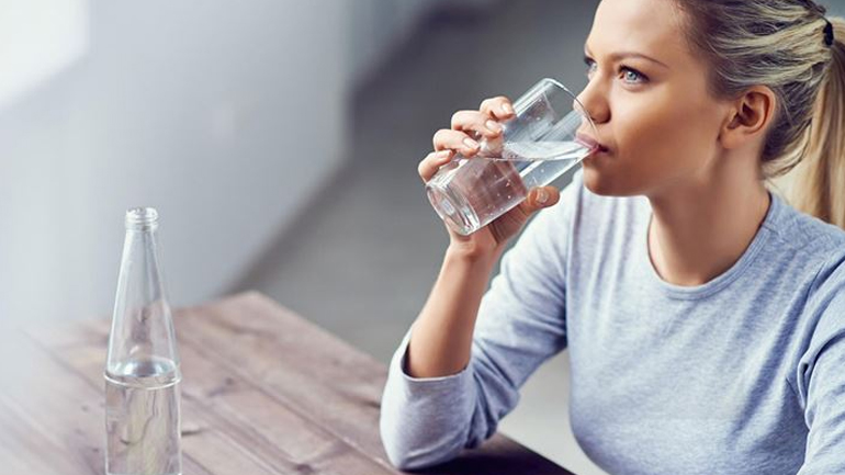 Πόσο νερό πρέπει να πίνετε καθημερινά;