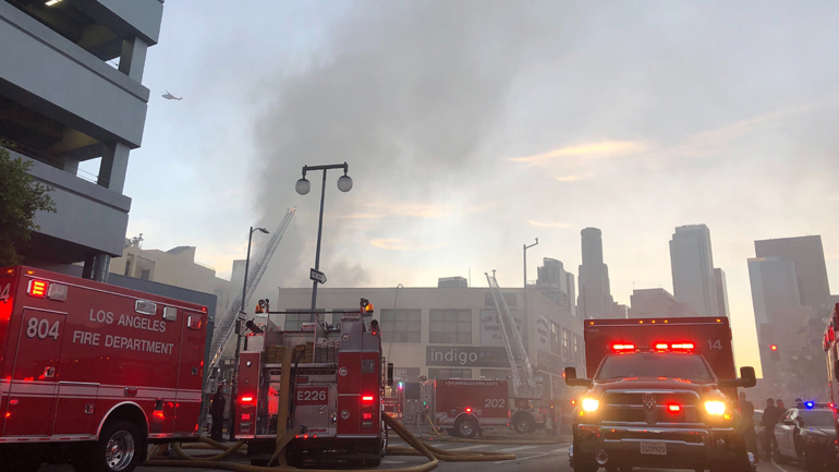 Λος Άντζελες: Τραυματίστηκαν πυροσβέστες από έκρηξη κατά την κατάσβεση πυρκαγιάς σε εμπορικό κέντρο