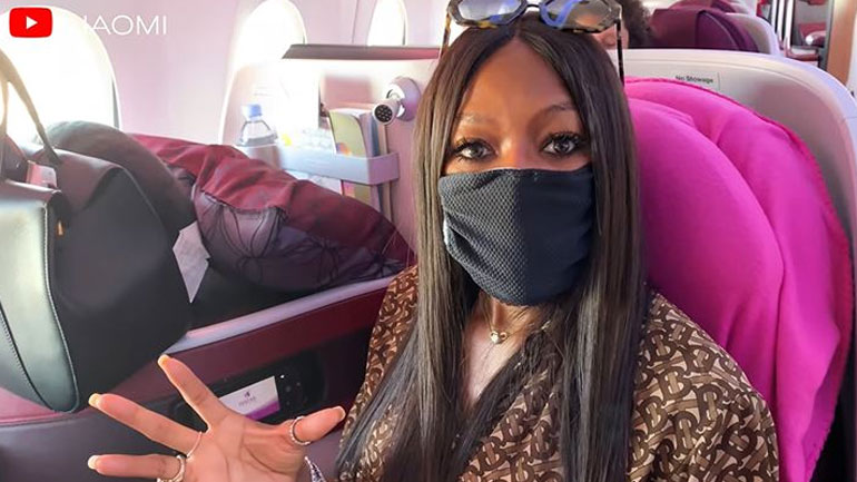 Naomi Campbell: Φόρεσε στολή για να ταξιδέψει με αεροπλάνο εν μέσω κορωνοϊού