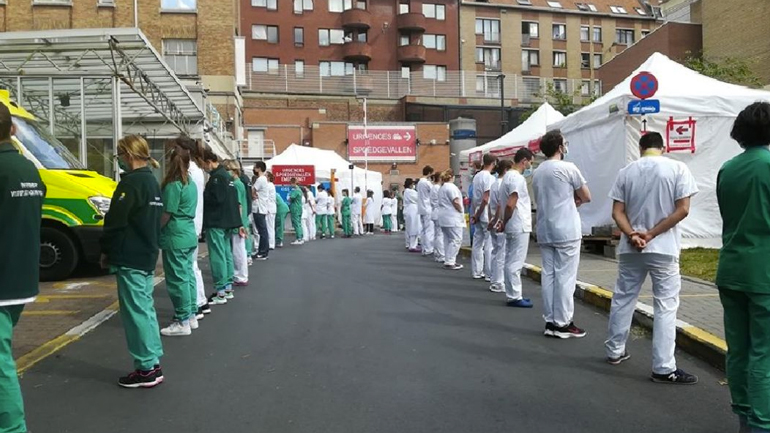 Γύρισαν την πλάτη τους στην πρωθυπουργό Γύρισαν την πλάτη τους στην πρωθυπουργό