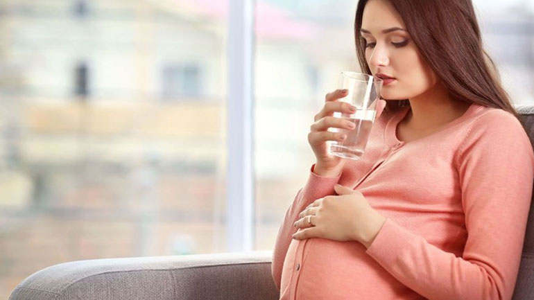 Γιατί πρέπει να πίνετε άφθονο νερό στην εγκυμοσύνη
