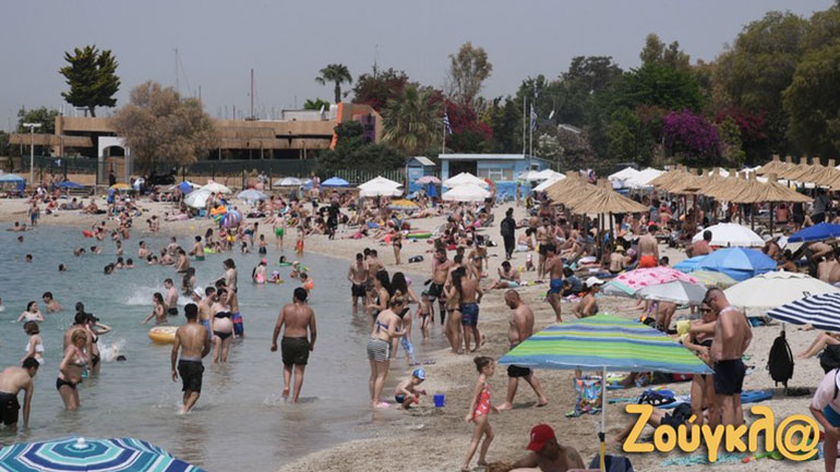 Ποιος κορωνοϊός; Πατείς με, πατώ σε στη μη οργανωμένη παραλία Αλίμου