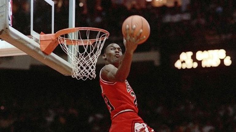 Έσπασαν κάθε ρεκόρ πώλησης τα παπούτσια του Mάικλ Τζόρνταν – Αγοράστηκαν αντί 560.000 δολ. σε δημοπρασία!