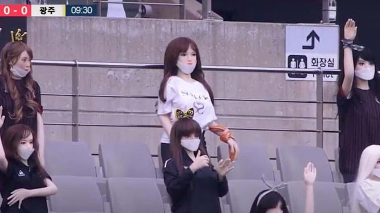 Νότια Κορέα: Η Σεούλ τοποθέτησε… φουσκωτές κούκλες στις άδειες εξέδρες!