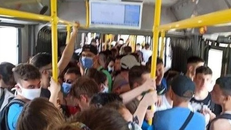 Πώς σχολίασε ο Χαρδαλιάς τον συνωστισμό σε λεωφορείο: «Καλή εικόνα σε παραλίες, Εκκλησίες»