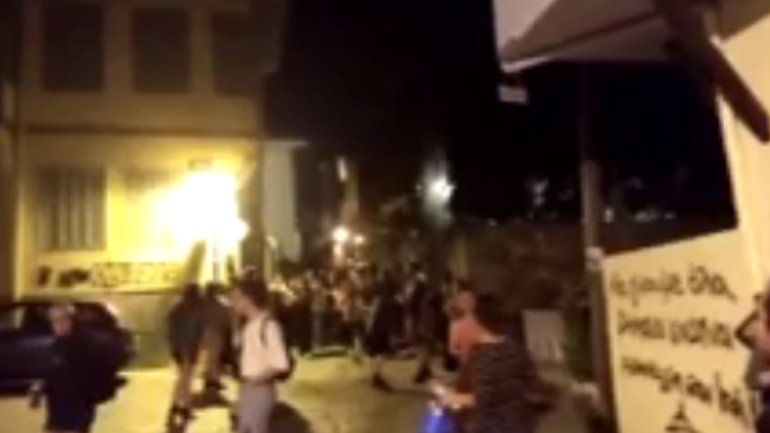 Η εκκένωση πλατείας στην Άνω Πόλη Θεσσαλονίκης από δυνάμεις των ΜΑΤ