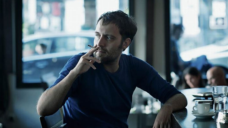 Αύγουστος Κορτώ: «Όταν είπα στη μάνα μου ότι μ’ αρέσουνε τα αγόρια…»