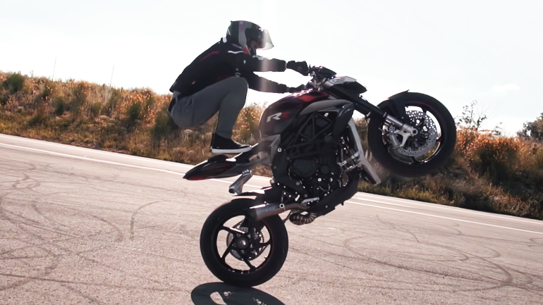 Τα 800 κυβικά της MV Agusta σε.. stunt mode