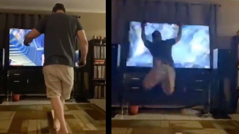 Πατέρας δοκιμάζει παιχνίδι εικονικής πραγματικότητας