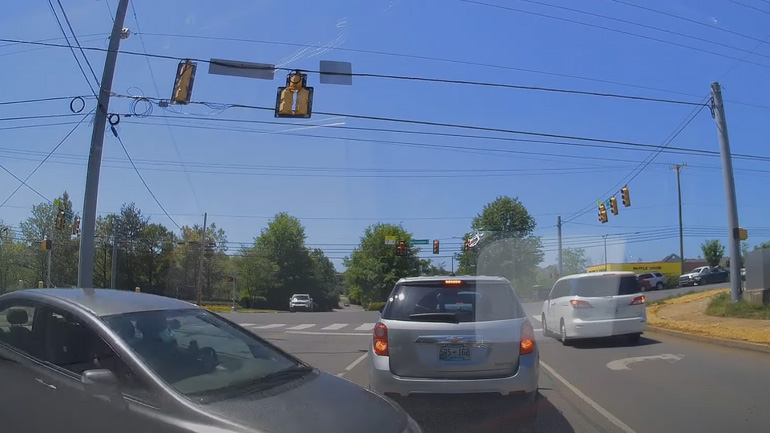 Οδηγός εκτελεί μια παράξενη και επικίνδυνη στροφή