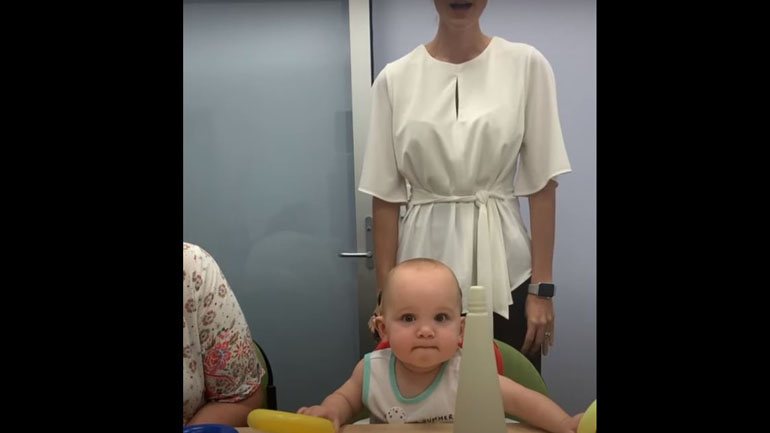 Μωρό με προβλήματα ακοής ακούει για πρώτη φορά