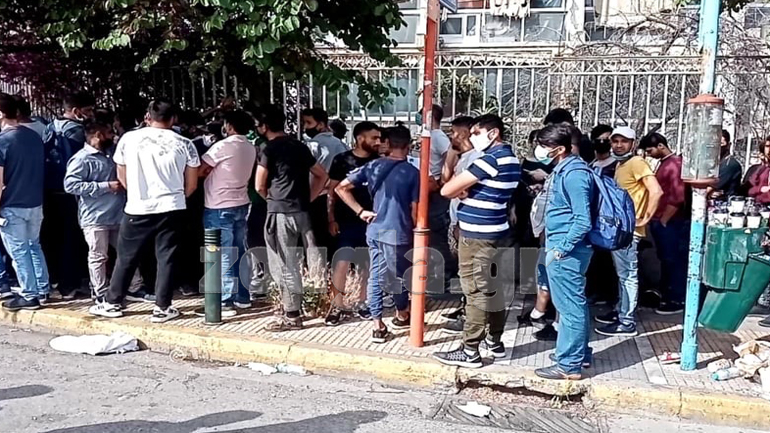 Ποια μέτρα κοινωνικής απόστασης; Ασφυκτικός συγχρωτισμός έξω από την Επιτροπή Ασύλου