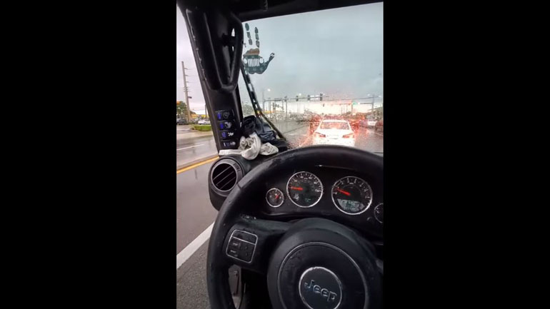 Οδηγώντας μέσα στη βροχή χωρίς πόρτες και οροφή