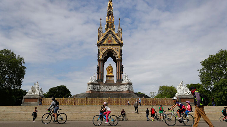 Λονδίνο: «Ανόητη και ανεφάρμοστη η καραντίνα σε όσους έρχονται στη χώρα από το εξωτερικό»