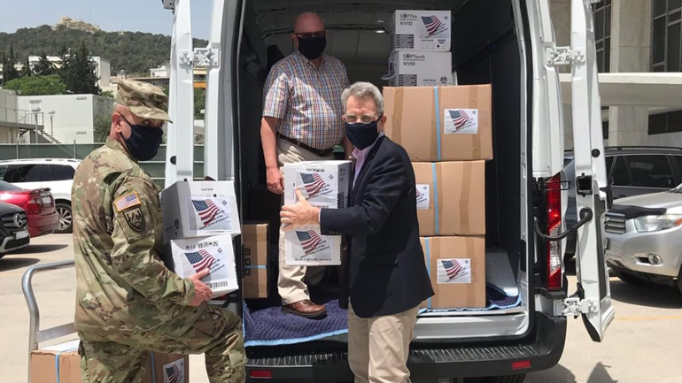 Η ΕΛ.ΑΣ. παρέλαβε υγειονομικό υλικό από την Πρεσβεία των ΗΠΑ στην Αθήνα
